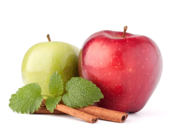红色和绿色苹果肉桂棒和薄荷叶静物 — 图库照片