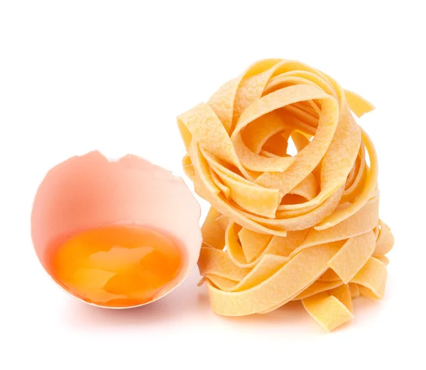 イタリアン卵パスタ フェットチーネ ネストします。 — ストック写真