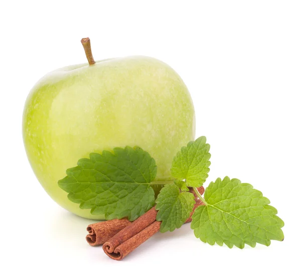 Zelené jablko, skořice hole a mátou zátiší — Stock fotografie