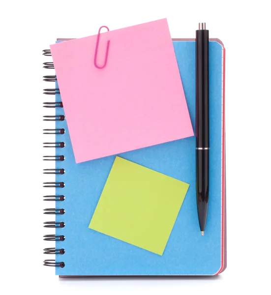 Caderno azul com papéis de aviso prévio e caneta — Fotografia de Stock