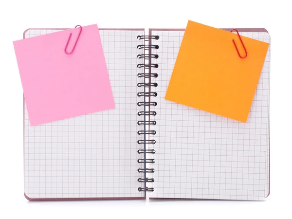 Lege gecontroleerd notebook met kennisgeving papieren — Stockfoto
