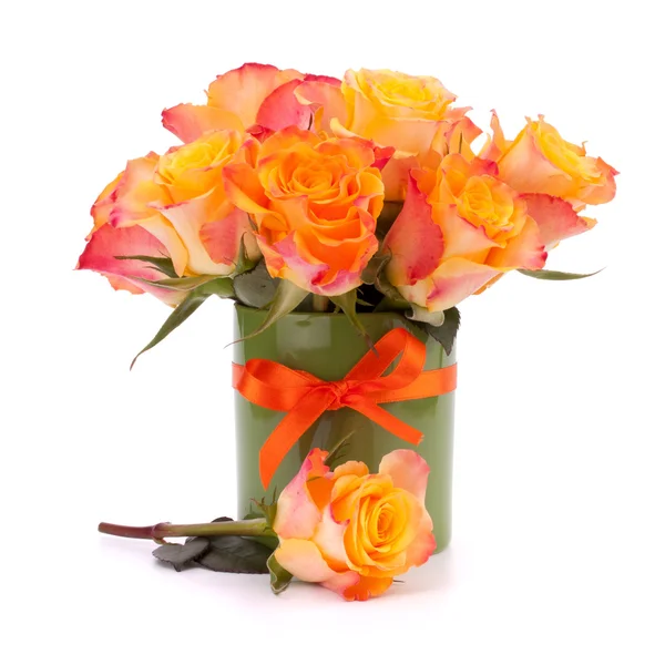 Букет апельсиновой розы в вазе — стоковое фото