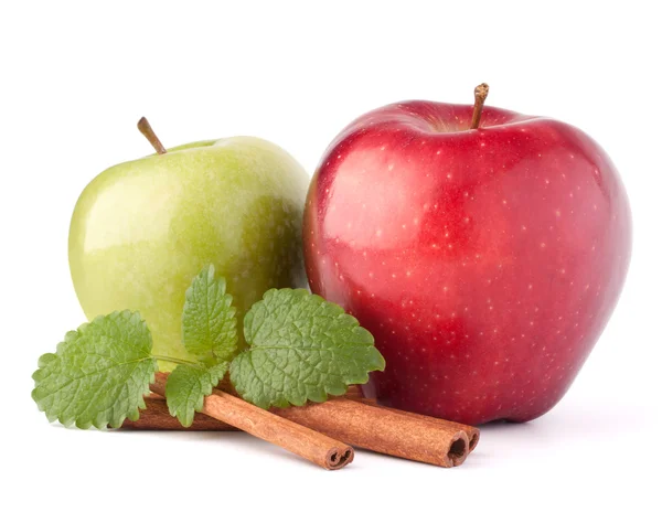 Червоні та зелені яблука, палички кориці та листя м'яти натюрморт — стокове фото