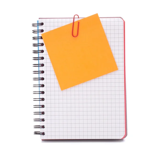 Notebook em branco verificado com papel de aviso — Fotografia de Stock