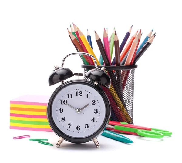 Relógio despertador, pilha de cadernos e lápis. Estudante e estudante — Fotografia de Stock