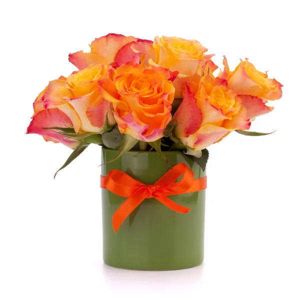 Orangener Rosenstrauß in der Vase — Stockfoto
