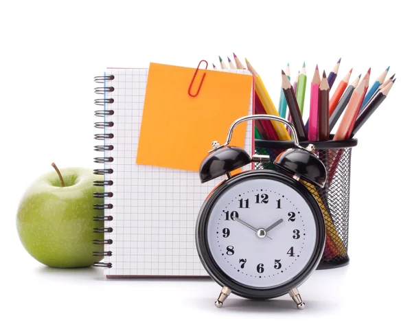 Reloj despertador, hoja de cuaderno en blanco y manzana . — Foto de Stock