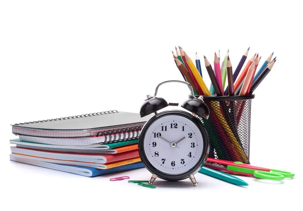 Reloj despertador, cuaderno y lápices. Escolar y estudiante — Foto de Stock