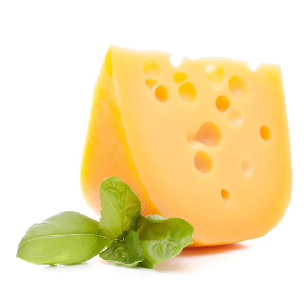 Сыр и листья базилика — стоковое фото
