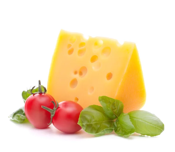 El queso y la albahaca dejan bodegón — Foto de Stock