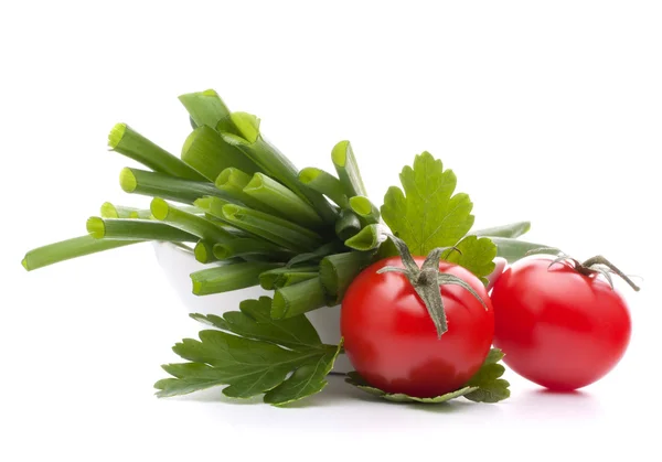 Jarní cibulky a cherry rajčat v misce — Stock fotografie