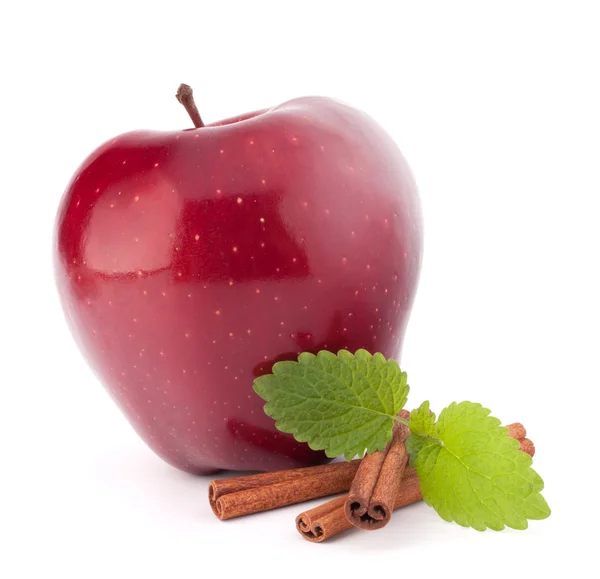 Kırmızı elma, tarçın sopa ve natürmort nane yaprakları — Stok fotoğraf