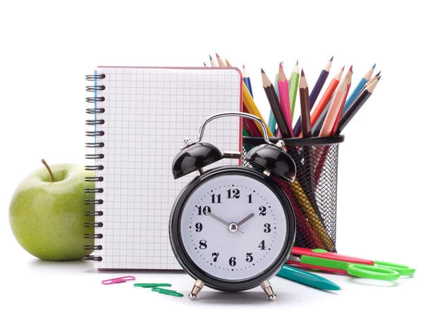 Reloj despertador, hoja de cuaderno en blanco y manzana . — Foto de Stock