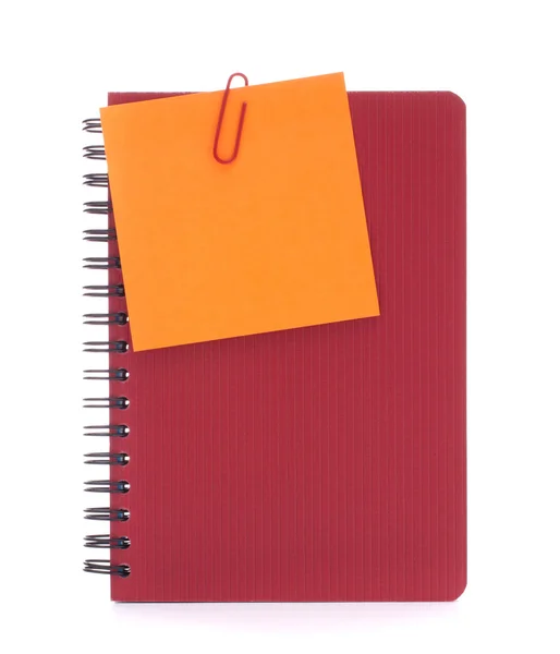 Caderno vermelho com papéis de aviso prévio — Fotografia de Stock