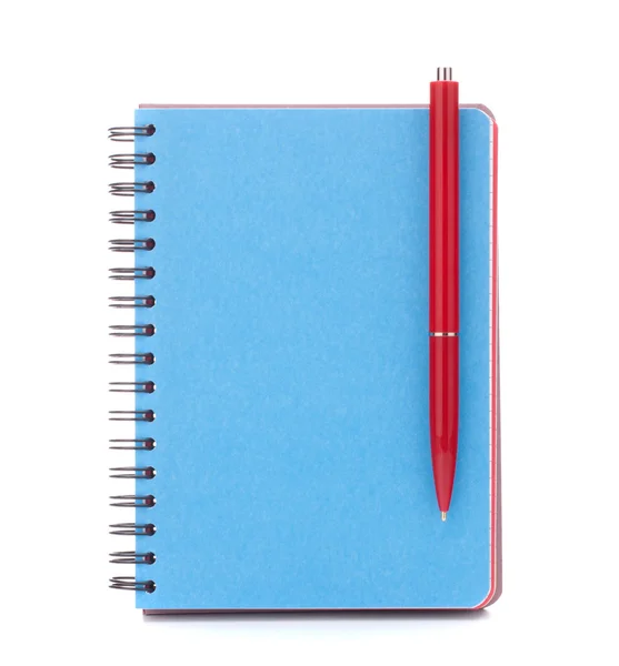 Синяя обложка ноутбука с ручкой — стоковое фото