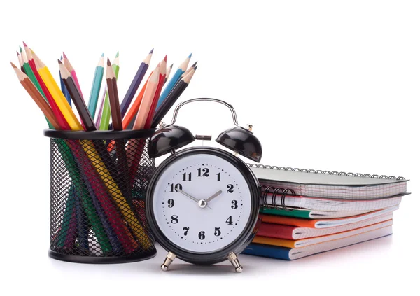 目覚まし時計、ノートブック スタックと鉛筆。小学生と学生 — ストック写真