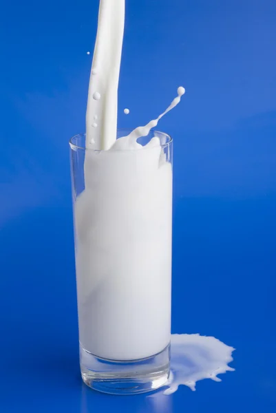 Pouring milk — Stock Photo, Image