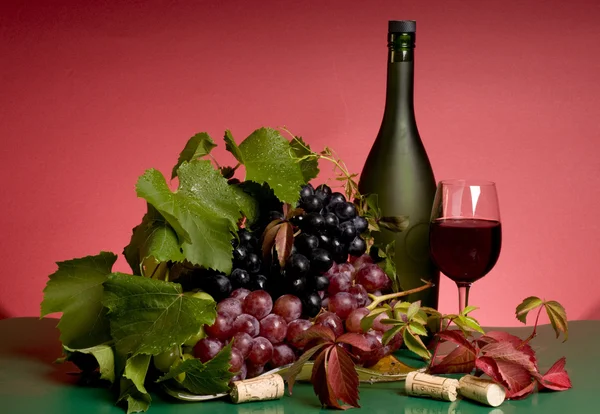 Красное вино и виноградный натюрморт — стоковое фото