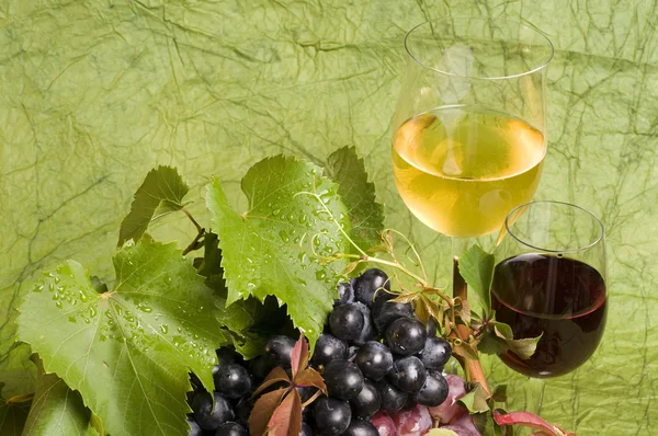 Rotwein und Trauben aus nächster Nähe — Stockfoto