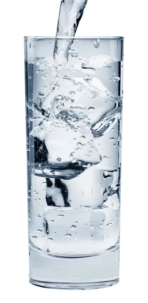 ミネラル水の流れ、グラスに注ぐ — ストック写真