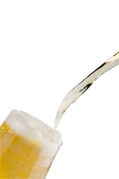 Alcol birra leggera versando in un bicchiere isolato su bianco . — Foto Stock