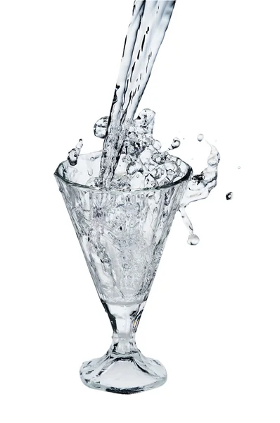 Spritzer Mineralwasser aus Glas — Stockfoto
