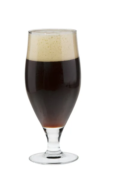 白で隔離された泡をアルコール暗いビールグラス. — ストック写真