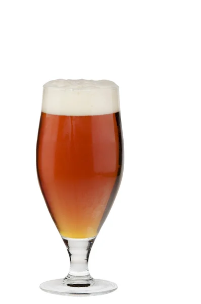 Alkohol dunkles Bierglas mit Schaum isoliert über weiß. — Stockfoto