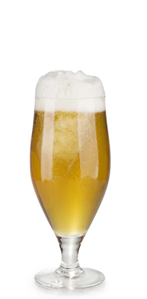 Alkohol světlé pivo sklo s našlehaným izolovaných na bílém — Stock fotografie