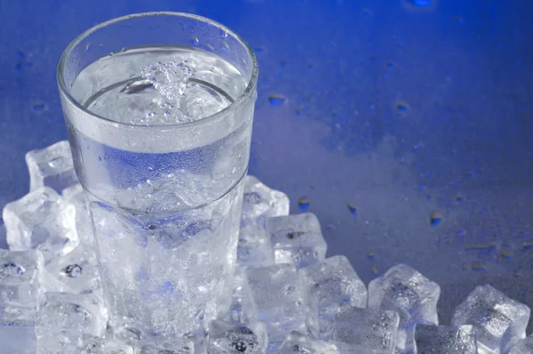 Glas water met ijsblokjes — Stockfoto