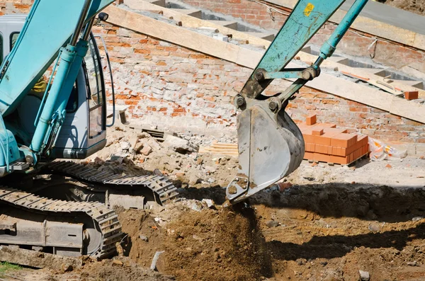 Operating excavator — Stock Photo, Image