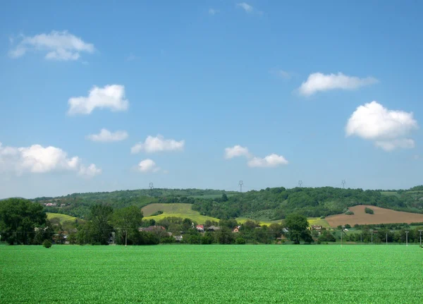 Zielone pola, góry i chmury niebo — Zdjęcie stockowe
