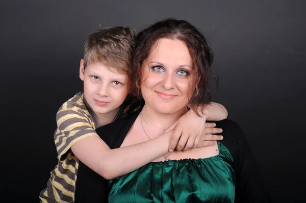 Sohn umarmt seine Mutter — Stockfoto