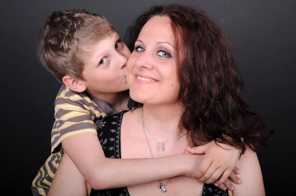 Filho beijando sua mãe — Fotografia de Stock