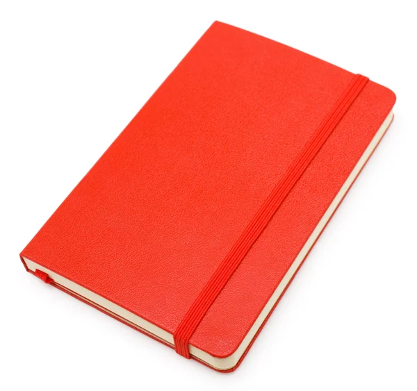 Красный закрытый блокнот, изолированный на белом — стоковое фото