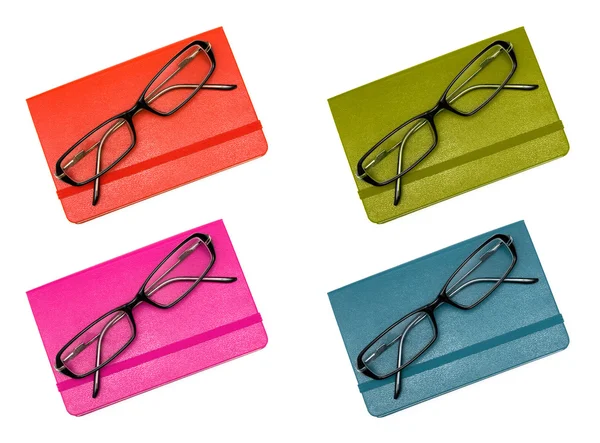Caderno fechado e óculos em conjunto isolado em branco — Fotografia de Stock
