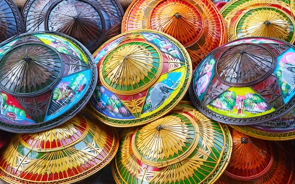 Renkli pirinç hasır şapkalar — Stok fotoğraf