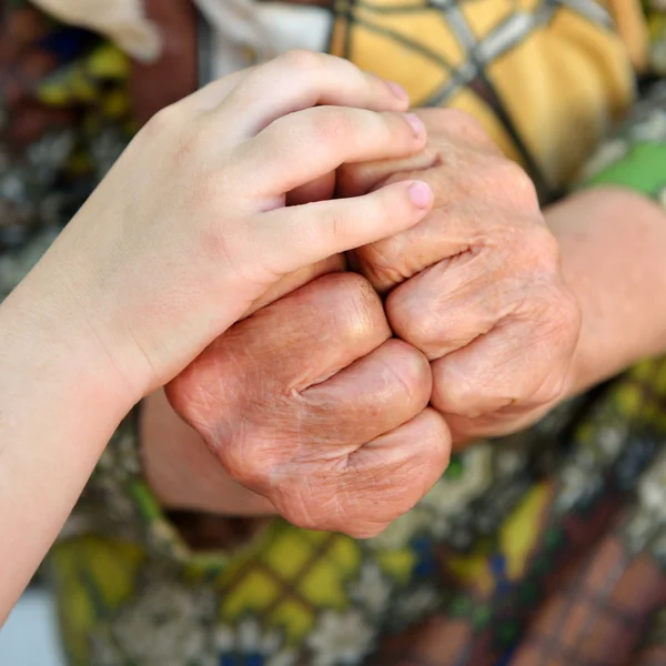 Velhos e crianças mãos — Fotografia de Stock