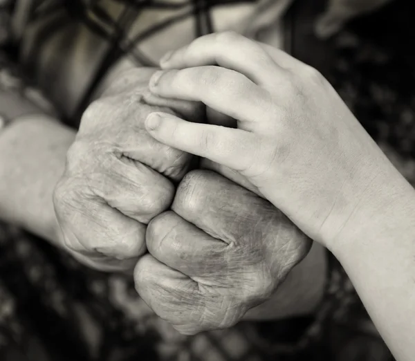 Stary i dziecko ręce — Zdjęcie stockowe