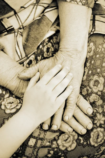 Παλιά και το παιδί τα χέρια — Φωτογραφία Αρχείου