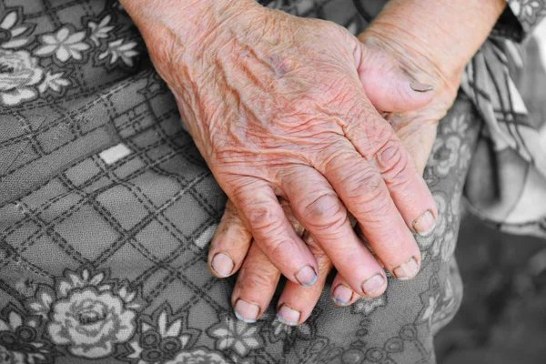 Las manos de la anciana - 85 años — Foto de Stock