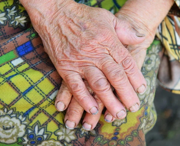 Руки старухи - 85 лет — стоковое фото