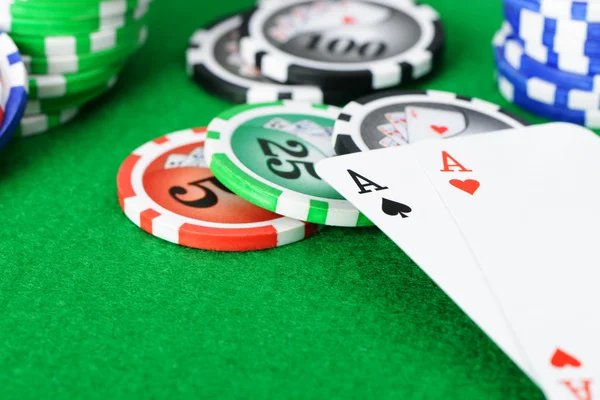 Gaming chips and cards on the green cloth — Stock Photo, Image
