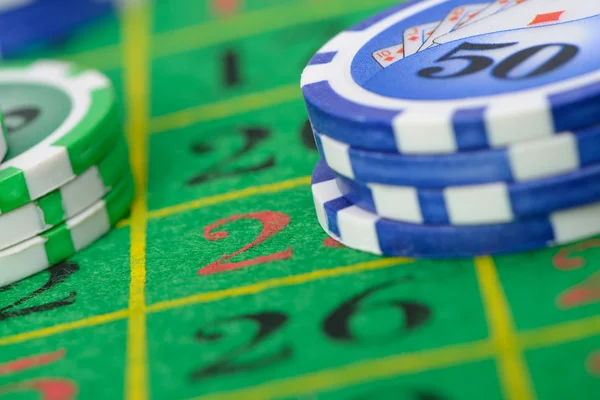 Gaming chips on the green cloth — Stock Photo, Image