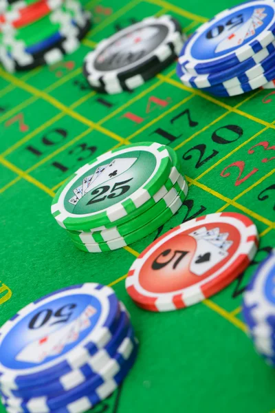 Gaming chips op de groene doek — Stockfoto