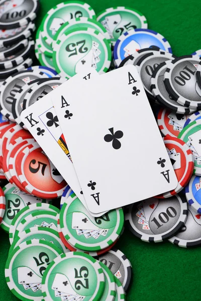 Gaming chips en kaarten op het groene doek — Stockfoto