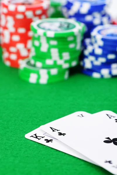 Gaming chips en kaarten op het groene doek — Stockfoto