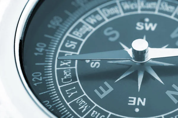 Kompass Nahaufnahme blau getönt — Stockfoto