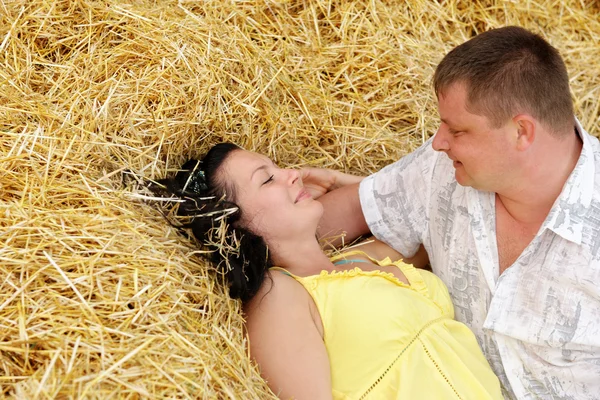 A couple in love at hay — Stock Photo, Image