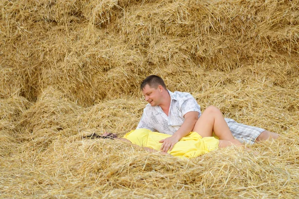 干し草で愛のカップル — ストック写真